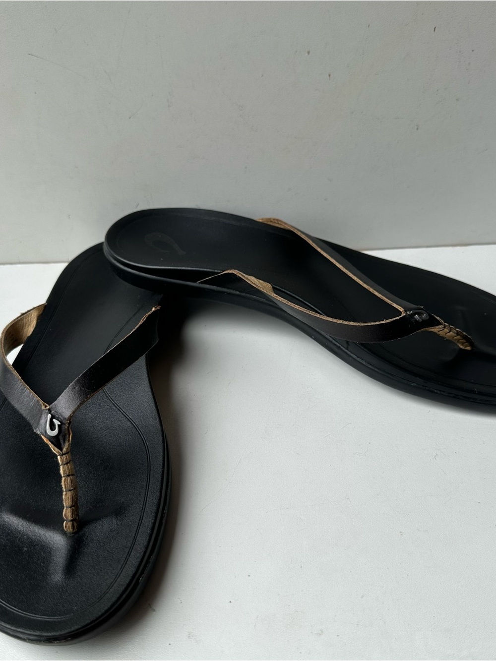 OluKai Women’s Size 10 Black Leather Flip Flop Sandals Comfort Casual Beach - Picture 2 of 8